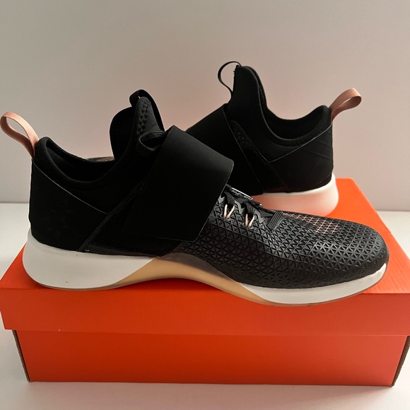 Women’s Nike Air Zoom Strong - Picture 3 of 5